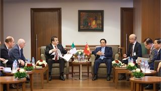 PM meets Algerian officials, corporation representatives
